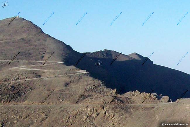 Collado de la Carihuela y Refugio-Vivac de la Carihuela y ascenso al Veleta, al fondo, el Cerro de los Machos