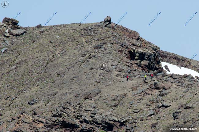 Montañeros recorriendo la Arista desde el Tozal del Cartujo al Cerro del Caballo - Tramo de la Integral de Sierra Nevada