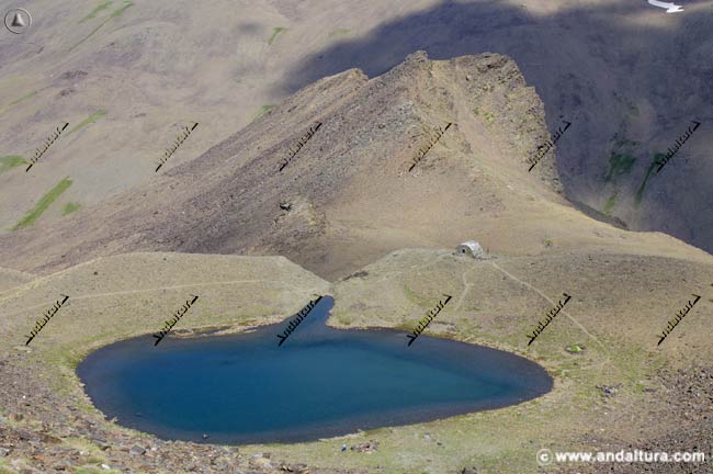 Laguna y Refugio del Caballo desde la Integral de Sierra Nevada