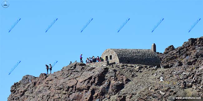 Montañeros en el Refugio-vivac de la Carihuela