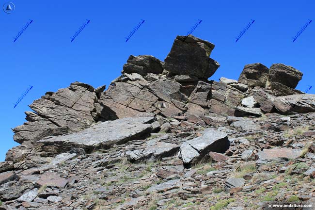 Rocas de la cota superior del Tozal del Cartujo - Tresmiles de Sierra Nevada
