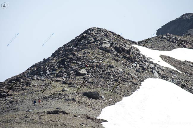 Montañeros recorriendo Tajos Altos hacia el Cerro del Caballo - Tresmiles suroccidentales de Sierra Nevada