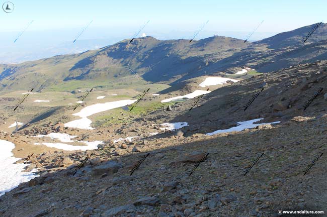 Valle de Dílar y los Lagunillos de la Ermita, al fondo los Observatorios de Sierra Nevada