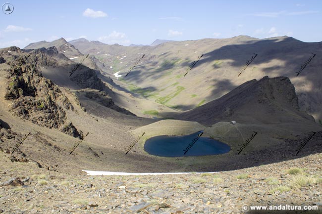 Laguna del Caballo y Refugio desde el Cerro del Caballo - Valle de Lanjarón