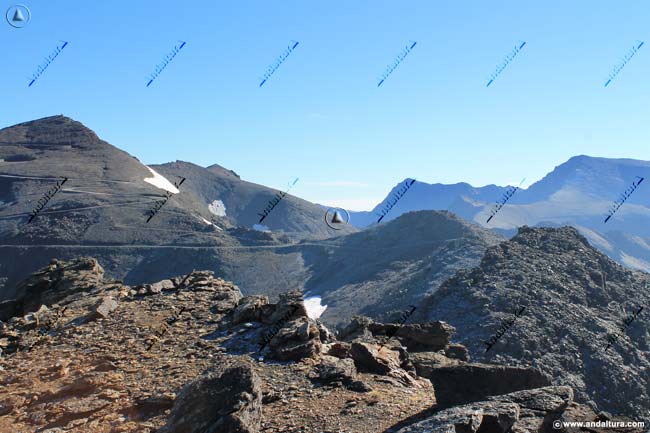Veleta, Cerro de los Machos, Alcazaba y Mulhacén desde el Puntal de los Tajos de la Virgen en la Integral de Sierra Nevada