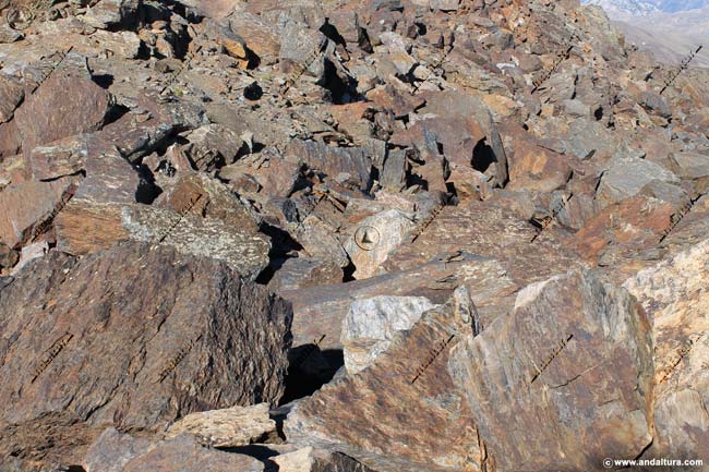 Tramo de vereda y rocas por la Arista de los Tajos de la Virgen recorriendo la Integral de Sierra Nevada