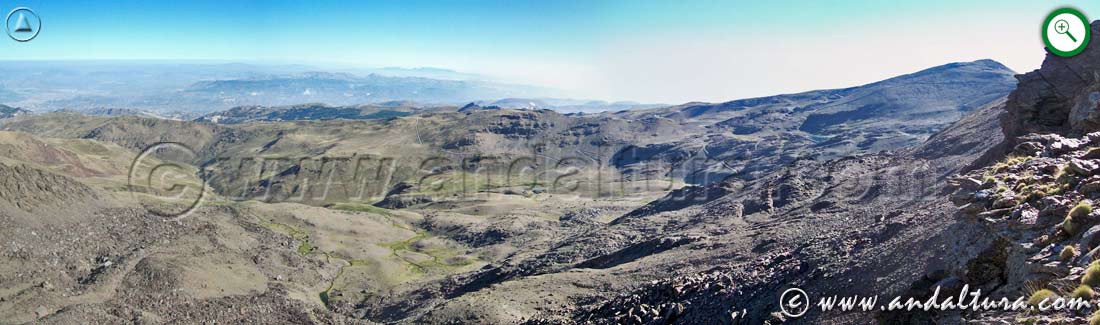 Vista para ampliar del Valle de Dílar, el Veleta y al fondo la Sierra de Huétor y Sierra Mágina desde la Integral de Sierra Nevada