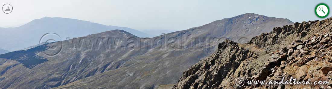 Imagen para ampliar del Pico de las Alegas y el Pico del Tajo de los Machos, al fondo la Sierra de Lújar, en la Ruta de la Integral de Sierra Nevada