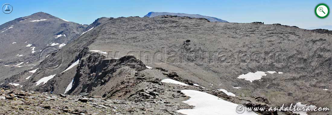 Imagen para ampliar saliendo del Valle de Lanjarón por el Tozal del Cartujo hacia el Refugio Elorrieta, al fondo el Veleta, durante la Ruta de la Integral de Sierra Nevada