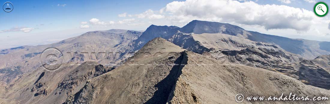 Imagen para ampliar de las vistas en verano desde el Veleta con los Tresmiles Centrales y nororientales de Sierra Nevada