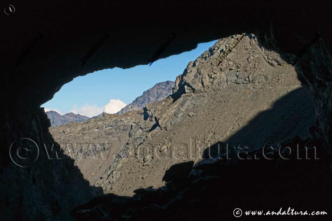 Refugios de Sierra Nevada - Vista del Mulhacén desde el interior del Refugio Natural Túnel del Veleta