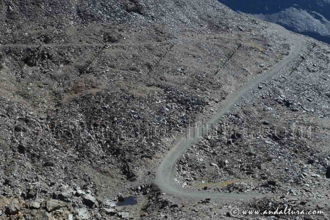 Pista y vereda bordeando el Cerro delos Machos hacia el Paso de los Guías