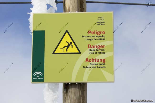 Señales de peligro en los límites del Área Esquiable de la Estación de Esquí Sierra Nevada