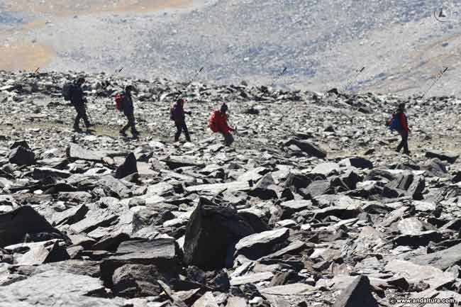 Montañeros descendiendo del Mulhacén hacia el Refugio de la Caldera