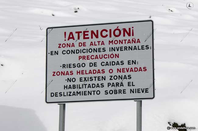 Cartel informativo en la carretera hacia la Hoya de la Mora