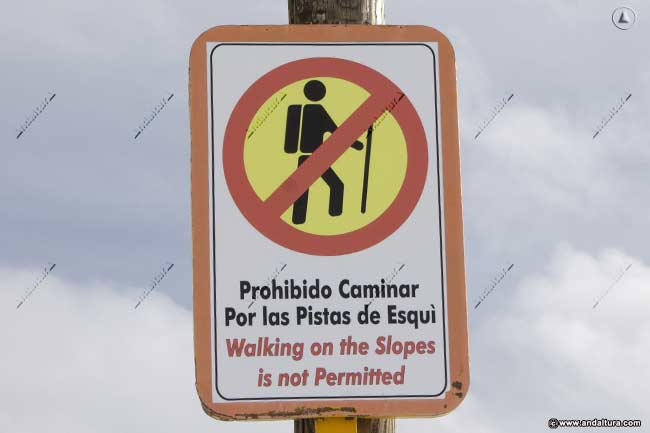 Cartel de la Estación de Esquí Sierra Nevada: Prohibido Caminar por las pistas de Esquí - Walking on the Slopes is not permitted