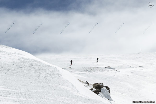 Esquiadores de Travesía ascendiendo al Veleta
