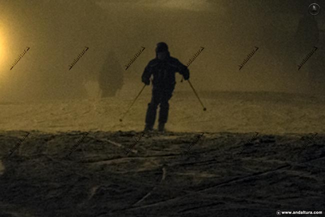 Esquiadores por la noche en la actividad de Esquí Nocturno en la Estación de Esquí Sierra Nevada