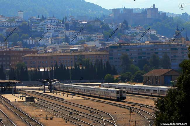 Estación de Tren de Granada, al fondo el Albaycín y la Alhambra