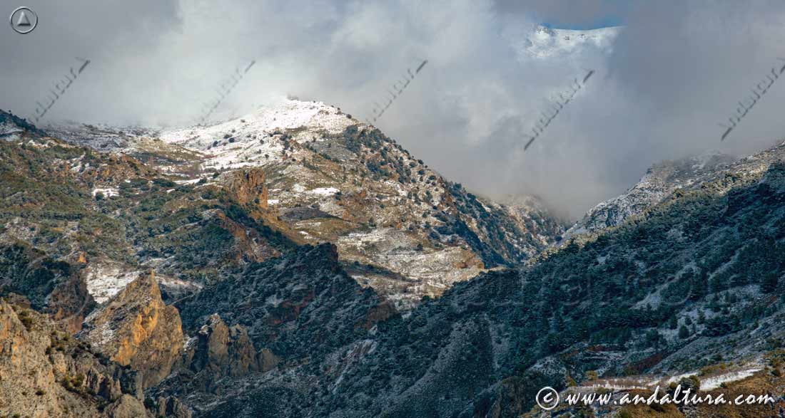Nieve sobre el Pingurucho de Nigüelas y el Valle del río Torrente