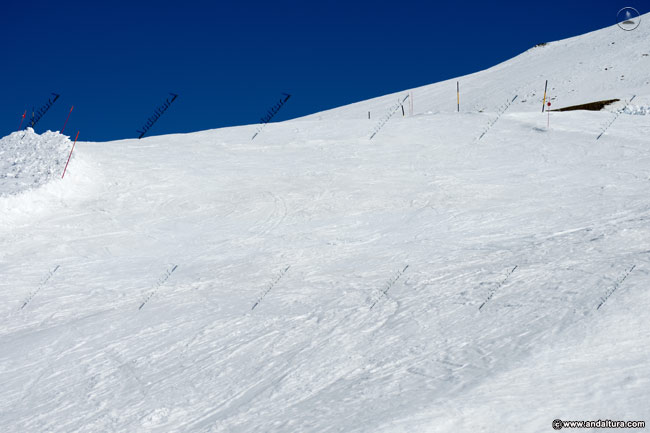 Nieve preparada en la pista Olímpica – Descenso hacia el Valle de Dílar –