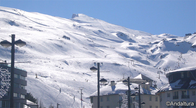 Vista del Veleta y su Área esquiable, desde la Urbanización de Pradollano