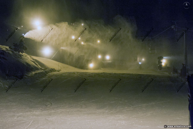 Cañones de nieve – producción de nieve artificial en la pista de El Río –