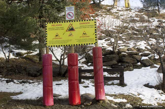 Señales de prohibido y precaución en las Pistas de Esquí de Sierra Nevada