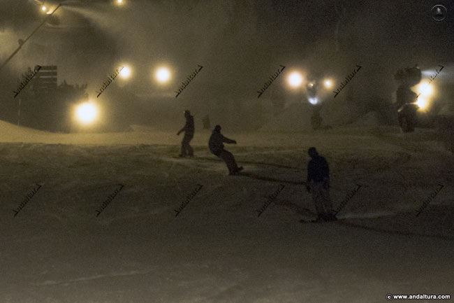 Snowboarders practicando esquí nocturno en Sierra Nevada