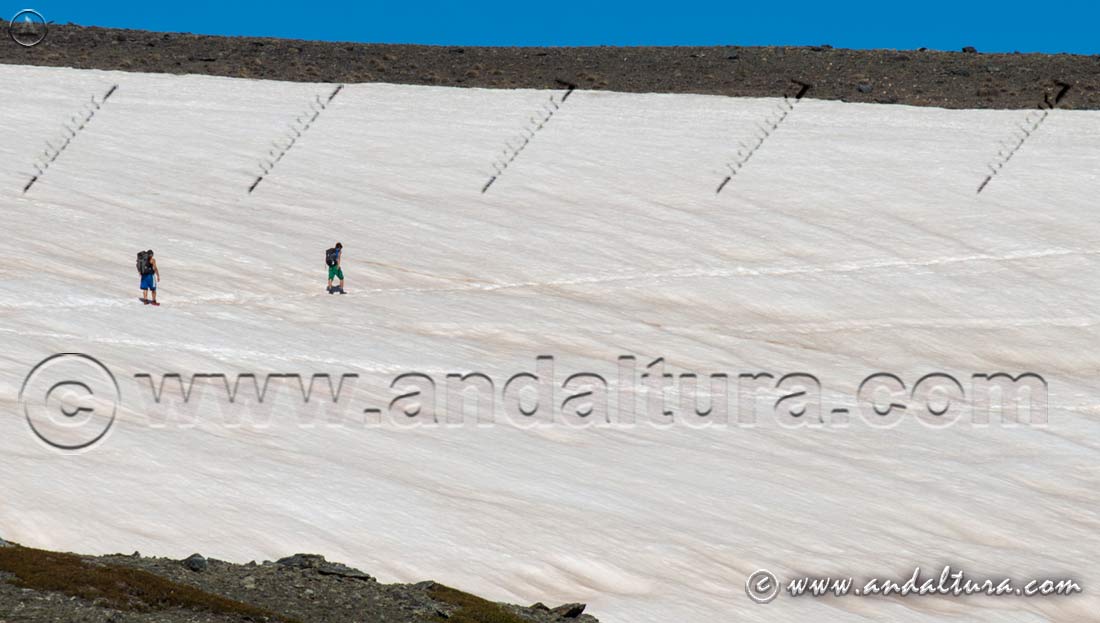 Senderismo de Alta Montaña, atravesando un nevero, en Andalucía