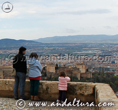 Acceso a las vistas de la Alhambra desde el Mirador de San Miguel