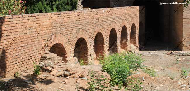 Acueducto de la Acequia Real en la Medina, junto a la Torre del Agua