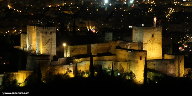 Vista nocturna de la Alcazaba de la Alhambra desde el Mirador de San Miguel Alto del Albaicín