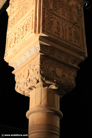 Detalle columna del Mexuar - visita nocturna de los Palacios Nazaríes