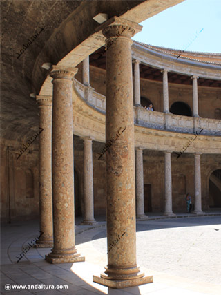 Columnas en el Palacio de Carlos V de la Alhambra