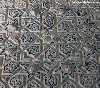 Espectacular yesería del colores azulados en el Salón de los Embajadores - Alhambra de Granada