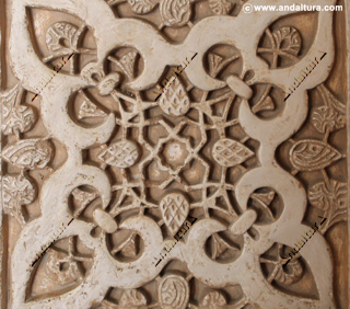 Detalle yesería floral del Palacio de los Leones en los Palacios Nazaríes de la Alhambra