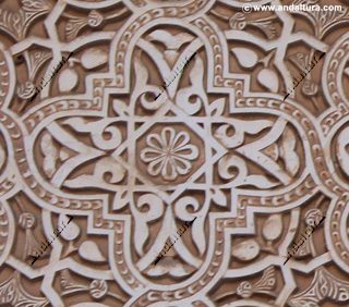 Detalle yesería geométrica y motivos florales del Palacio de los Leones en los Palacios Nazaríes de la Alhambra