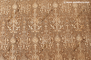 Panel de mosaicos de yeserías hacia el Palacio de los Leones