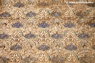 Detalle Yesería con colores azulados en el Palacio de Comares en los Palacios Nazaríes de la Alhambra