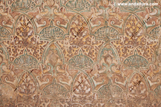 Detalle Yesería con colores ocres y verdes en el Palacio de Comares en los Palacios Nazaríes de la Alhambra