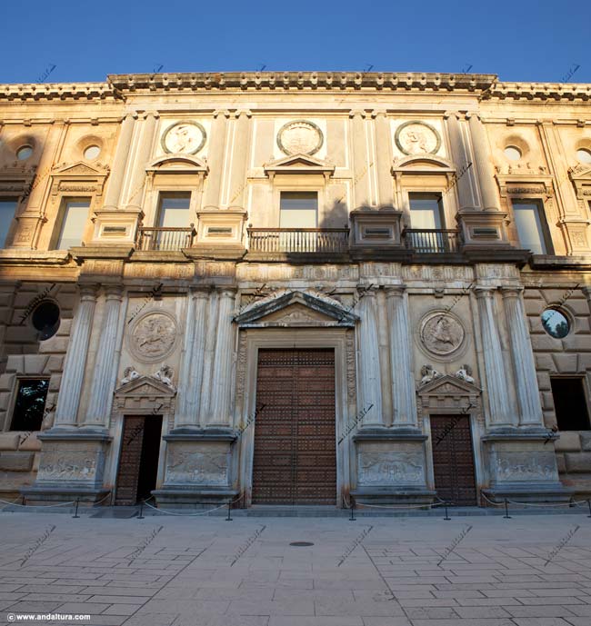 Portada exterior principal, actual entrada, al Palacio de Carlos V y sus Museos - Sin necesidad de Tickets