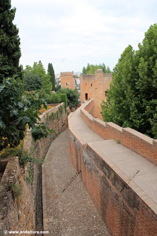 Foso hacia la Torre del Cadí y de los Picos por el Paseo de las Torres del Partal de la Alhambra