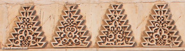 Frisos de yesería en el Patio de Arrayanes - Palacios Nazaríes de la Alhambra