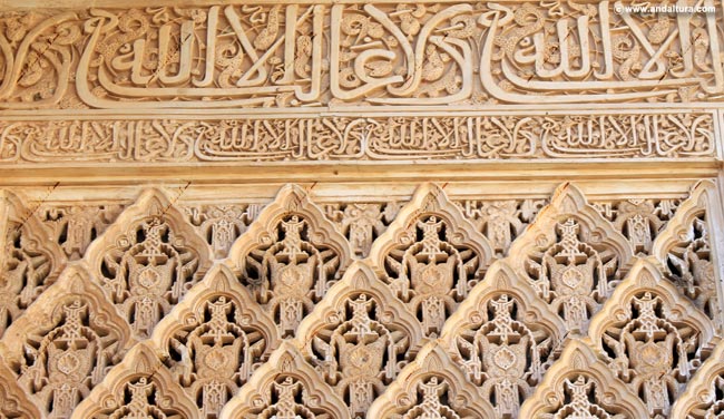 Grafías y yesería con motivos vegetales en el Cuarto Dorado de los Palacios Nazaríes de la Alhambra