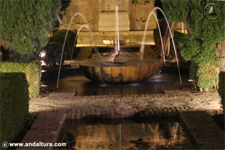 Fuente y albercas con agua en los Jardines del Generalife