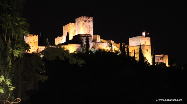 La Alcazaba de noche desde la Plaza de la Victoria en el Albaycín
