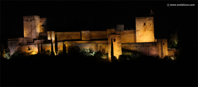 La Alcazaba de noche desde el Albaycín