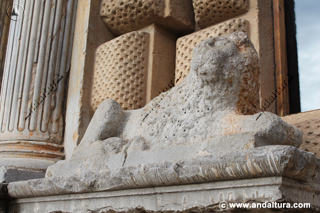 León - izquierda - de la portada sur del Palacio de Carlos V