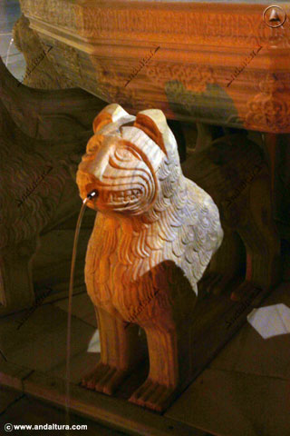 León de la Fuente de los Leones en la visita nocturna de los Palacios Nazaríes de la Alhambra